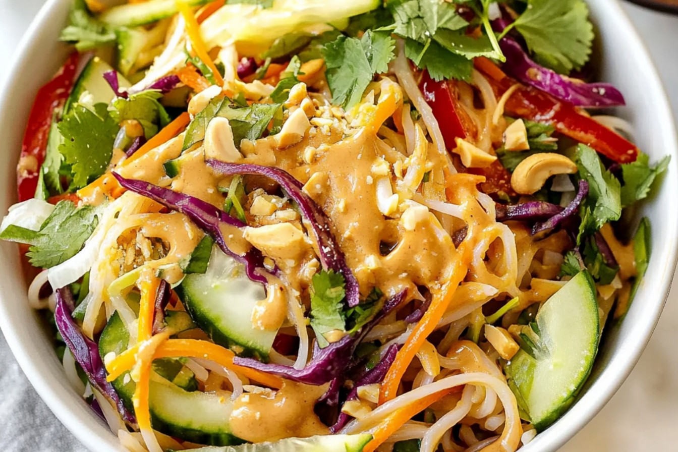 1salade-de-nouilles-thaies-avec-sauce-cacahuete