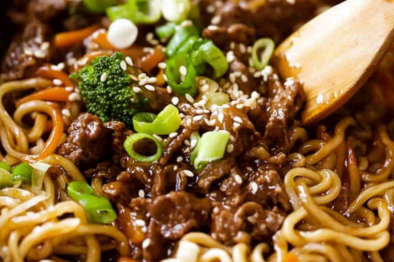 1boeuf-asiatique-savoureux-et-nouilles-delicieuses