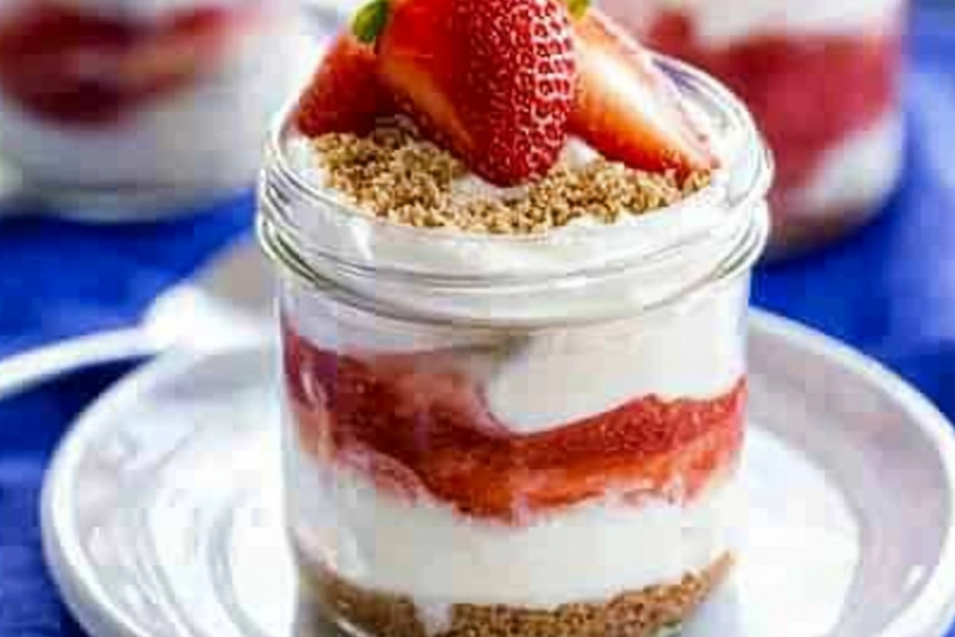1pot-de-sundae-au-cheesecake-aux-fraises-delicieux