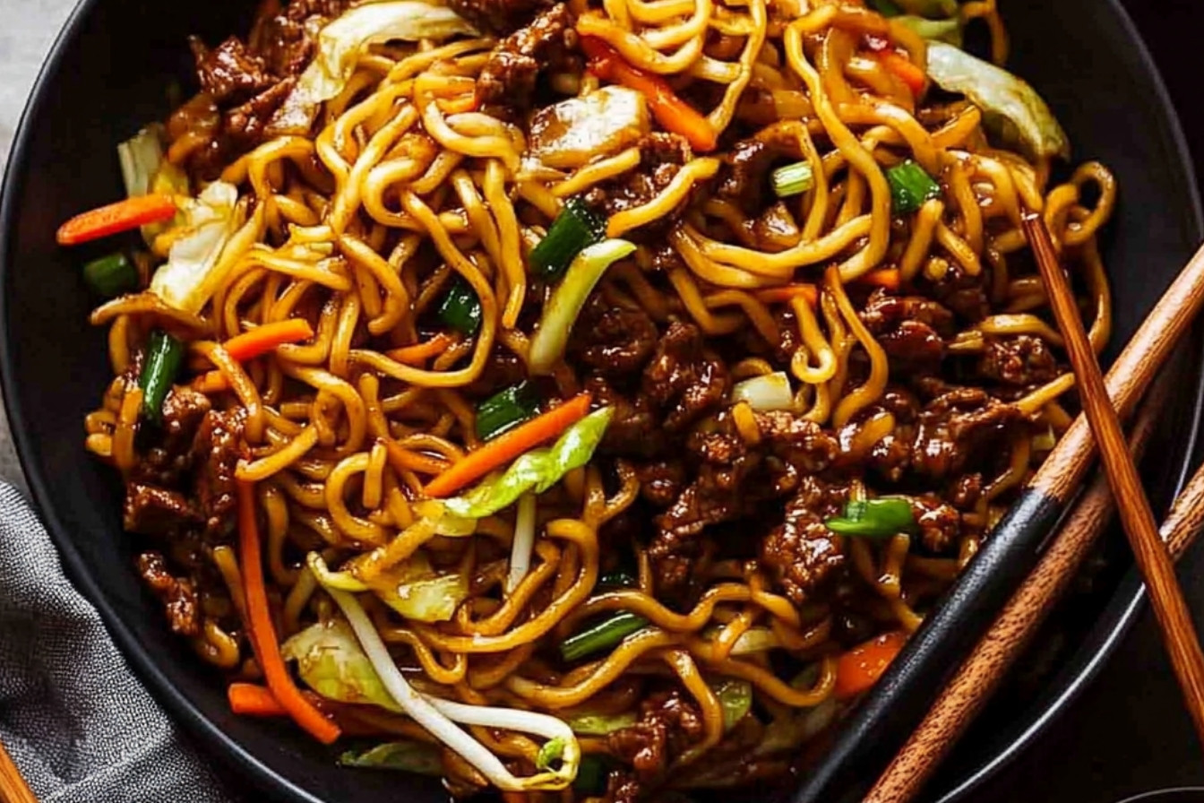 1savourez-des-nouilles-de-boeuf-chow-mein-delicieuses